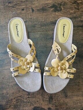 BareTraps Women’s Yellow Floral Stud Slide Sandals Size 11M